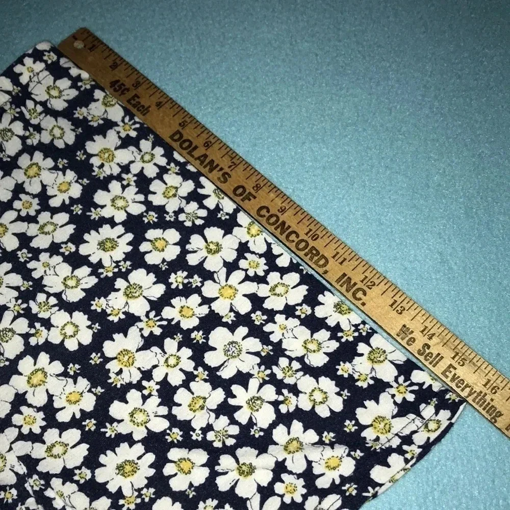 SHEIN floral daisy print pull on stretchy shorts size M Host Pick🎉🎉🎉